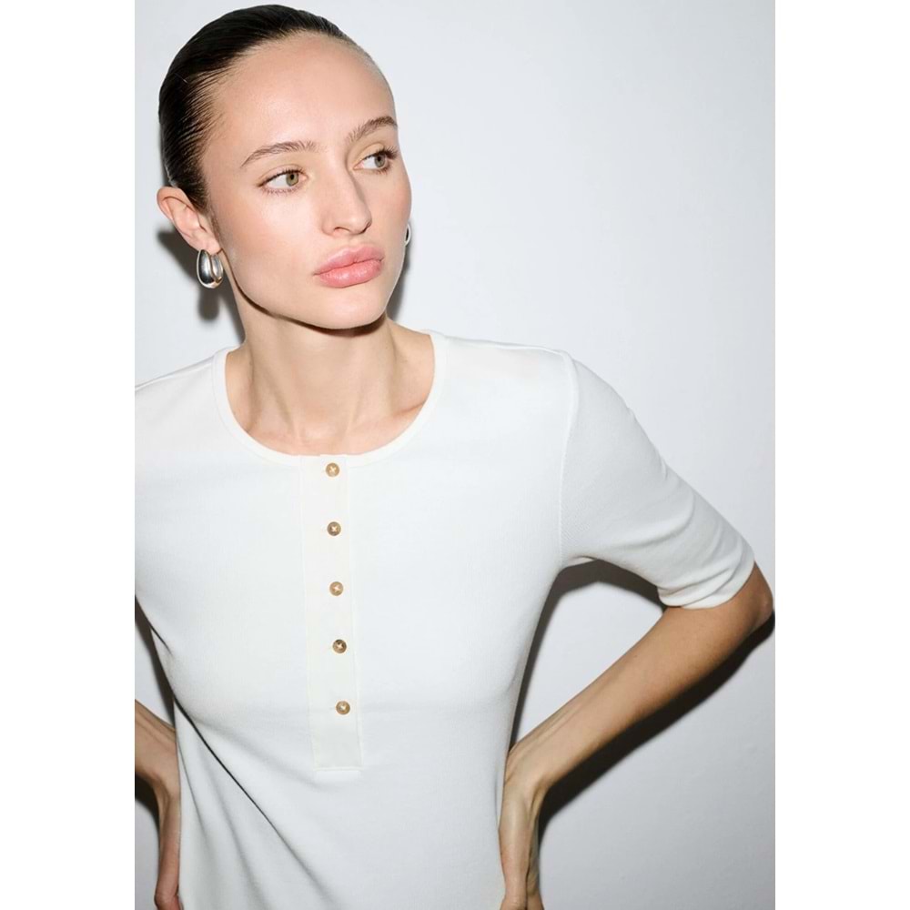 Mavi M1613852-70051 Düğme Detaylı T-Shirt Kadın Tişört