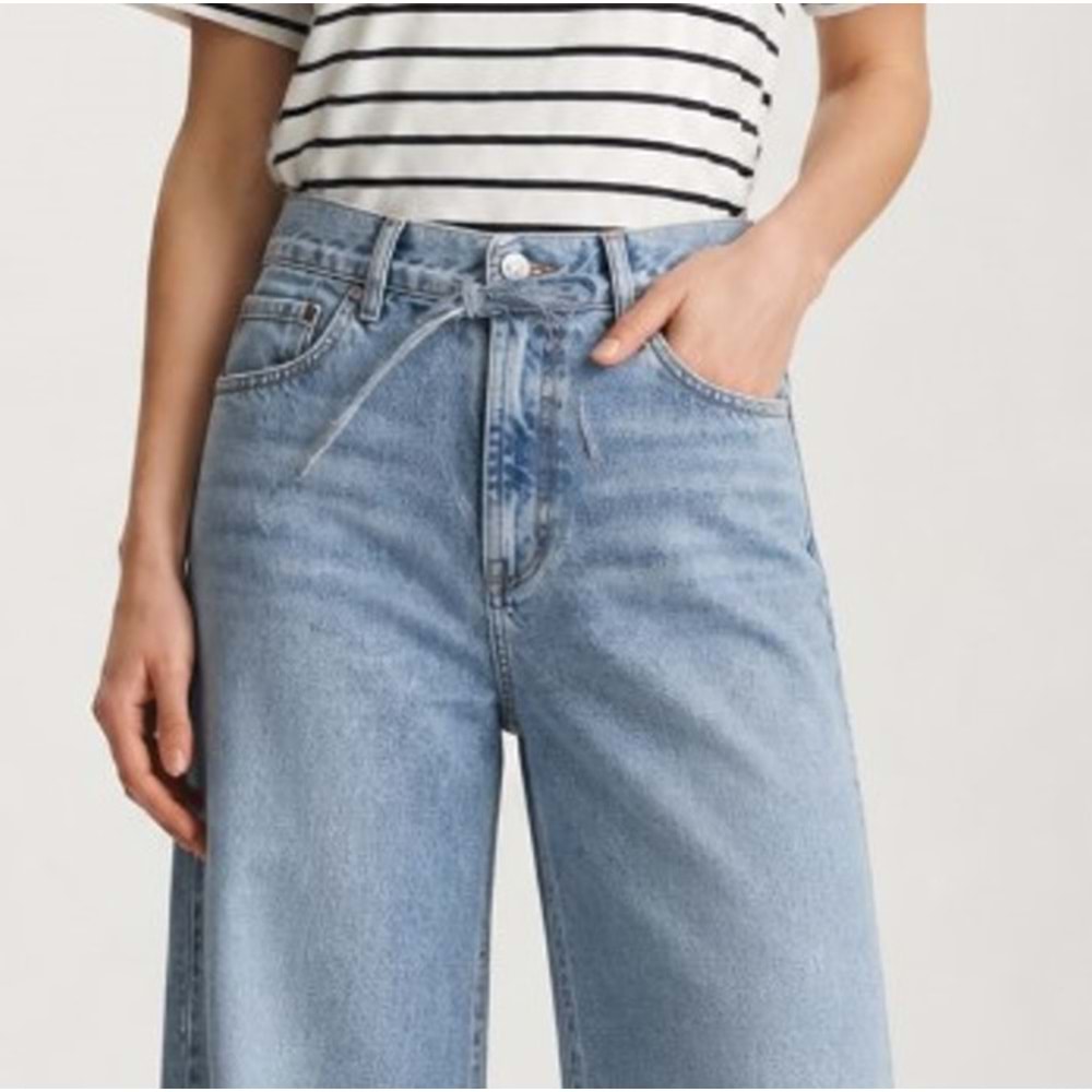 Mavi M1012626-A4176 Wendy Bol Kesim Düz Paça Jean Kadın Kot Pantolon