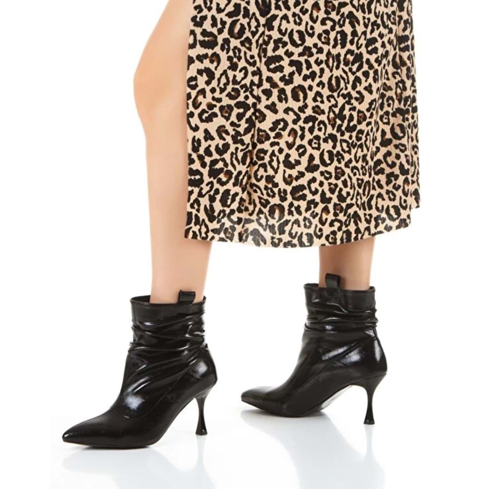 Feles Büzgülü Sivri Burun Kadın Bot