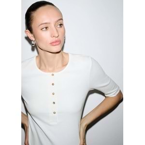 Mavi M1613852-70051 Düğme Detaylı T-Shirt Kadın Tişört