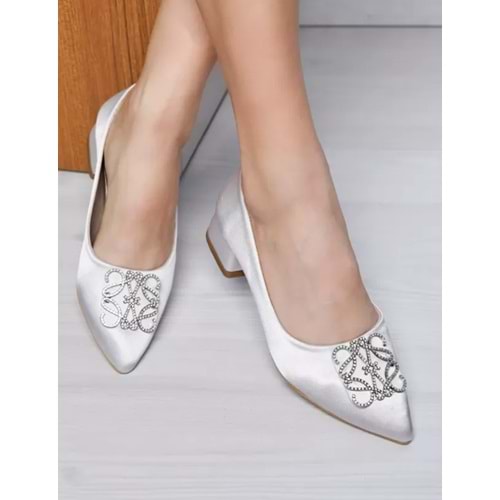 Feles Taş Toka Detaylı Kadın Klasik Ayakkabı