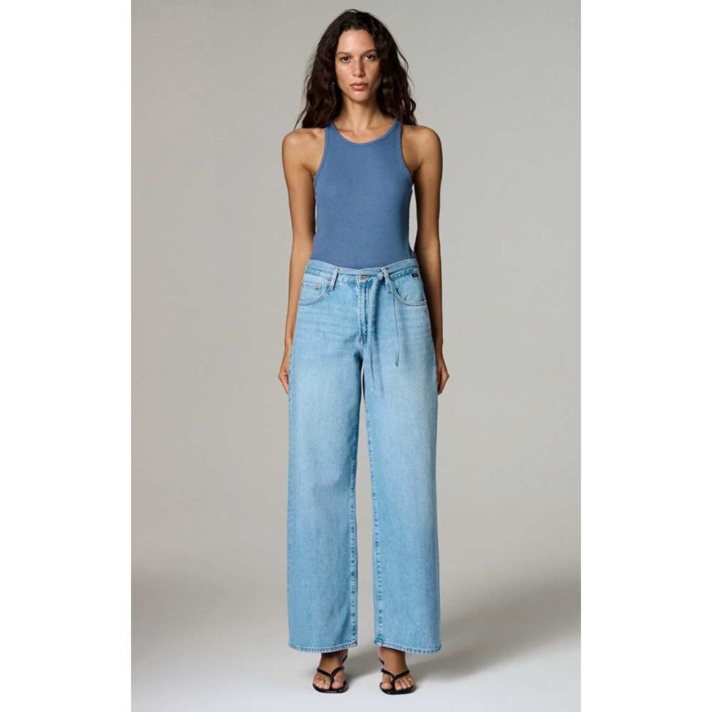 Mavi M1012626-A4176 Wendy Bol Kesim Düz Paça Jean Kadın Kot Pantolon