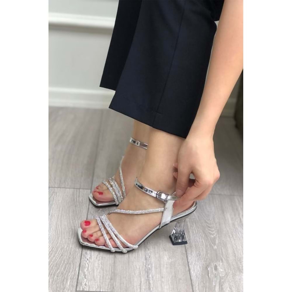 Mehtap Şerit Taş Detaylı 8 cm Şeffaf Topuklu Kadın Abiye Ayakkabı