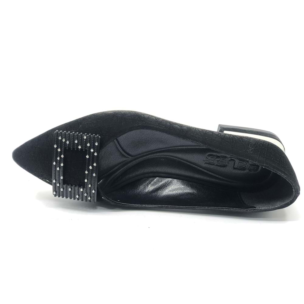 Feles Kare Taş Toka Detaylı Kadın Klasik Ayakkabı