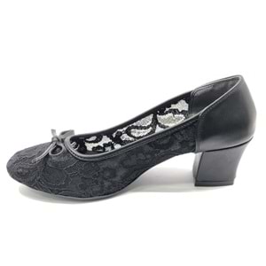 Feles Dantel Detaylı Küt Burun Topuklu Kadın Ayakkabı