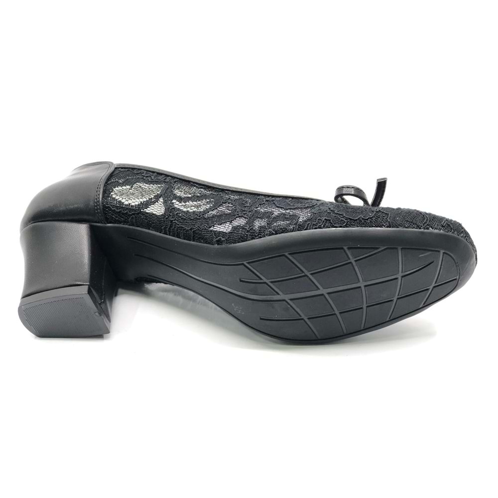 Feles Dantel Detaylı Küt Burun Topuklu Kadın Ayakkabı